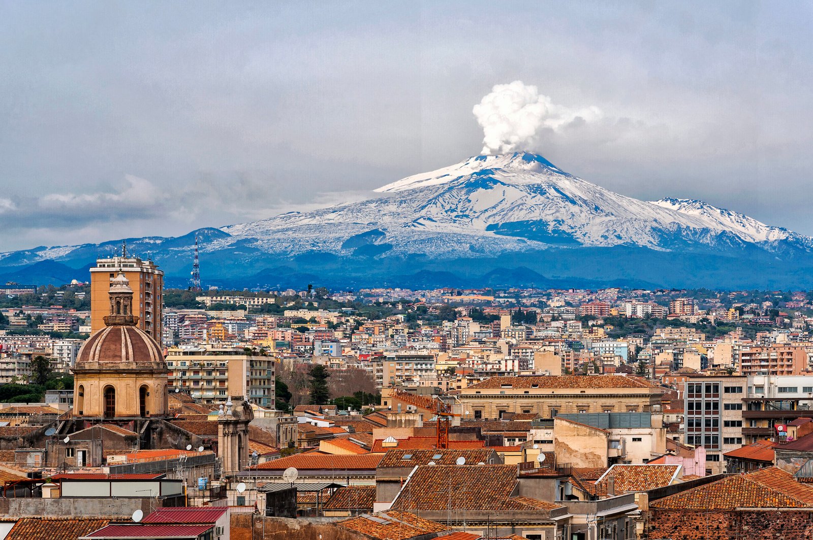 Catania vista dallalto e il vulcano etna a sovrastarla scaled